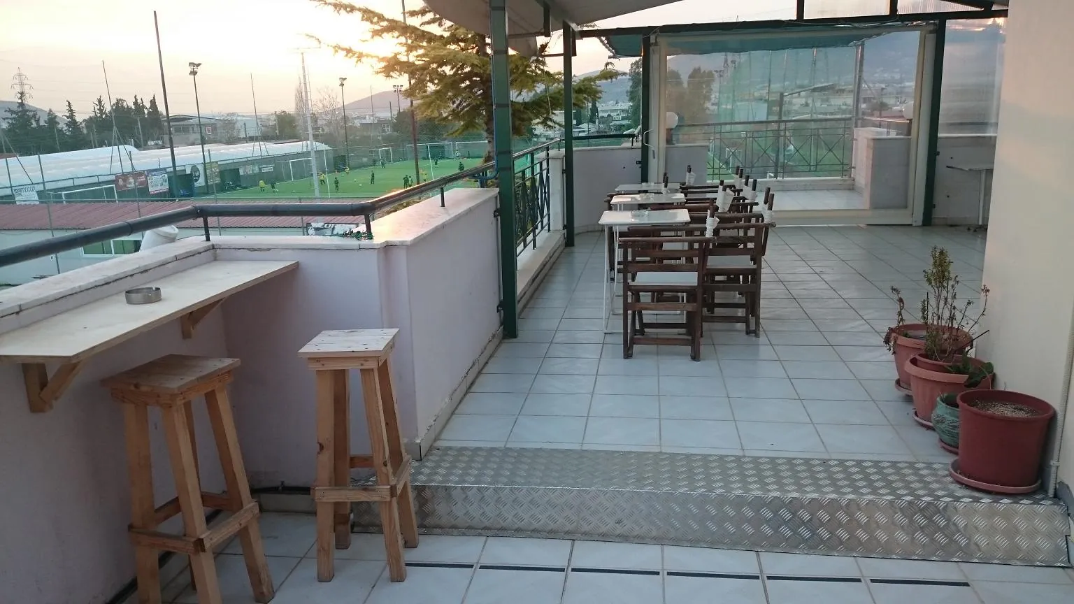 Prime Sport Center — Veranda bar with court views